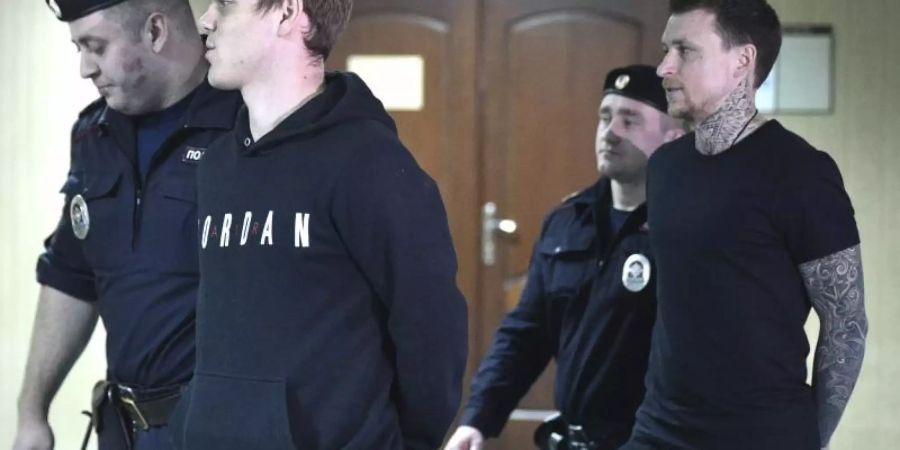 Verurteilt: Alexander Kokorin (2.v.l) und Pawel Mamajew. Foto: Dmitry Serebryakov/AP
