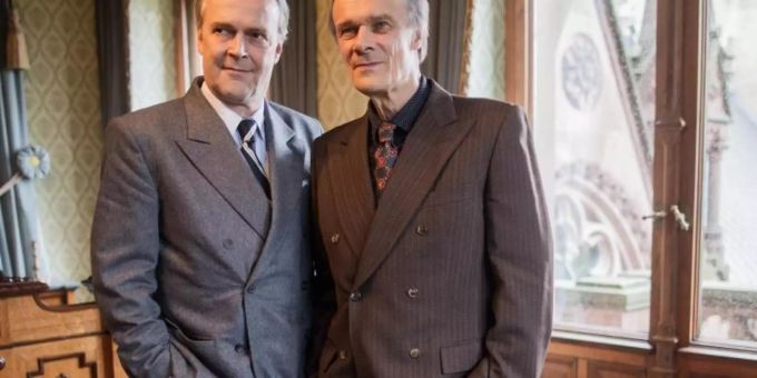 Sven-Eric Bechtolf (l) als Krupp-Manager Berthold Beitz und Edgar Selge als Golo Mann bei Dreharbeiten zum Fernsehfilm "Berthold Beitz – ein unruhiges Leben". Foto: Rolf Vennenbernd Sven-Eric Bechtolf (l) als Krupp-Manager Berthold Beitz und Edgar Selge als Golo Mann bei Dreharbeiten zum Fernsehfilm "Berthold Beitz – ein unruhiges Leben". Foto: Rolf Vennenbernd