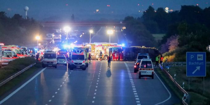 Einsatzkräfte sind am Abend mit Bergungsarbeiten am verunglückten Reisebus beschäftigt. Die A9 wurde an der Unfallstelle in beide Richtungen voll gesperrt. Foto: Jan Woitas/dpa-Zentralbild/dpa +++ dpa-Bildfunk +++ Schwerer Busunfall auf A9