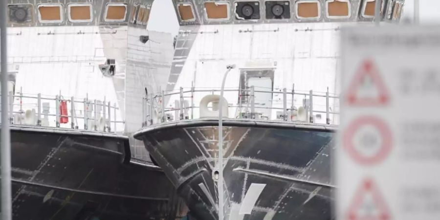 Patrouillenboote für Saudi-Arabien liegen auf dem Werftgelände der zur Lürssen-Werftengruppe gehörenden Peene-Werft in Wolgast. Foto: Stefan Sauer