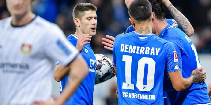 Die Spieler von 1899 Hoffenheim feiern das Tor zum 4:1 gegen Bayer Leverkusen. Foto: Uwe Anspach