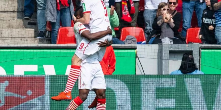 Kölns Simon Terodde (r) wird von Jhon Cordoba für sein Tor gefeiert. Foto: Guido Kirchner