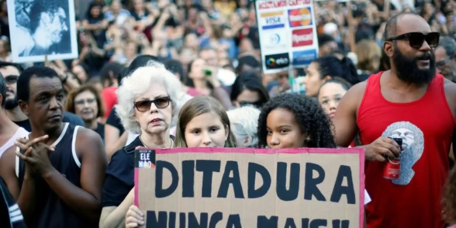 Demonstranten in Rio de Janeiro