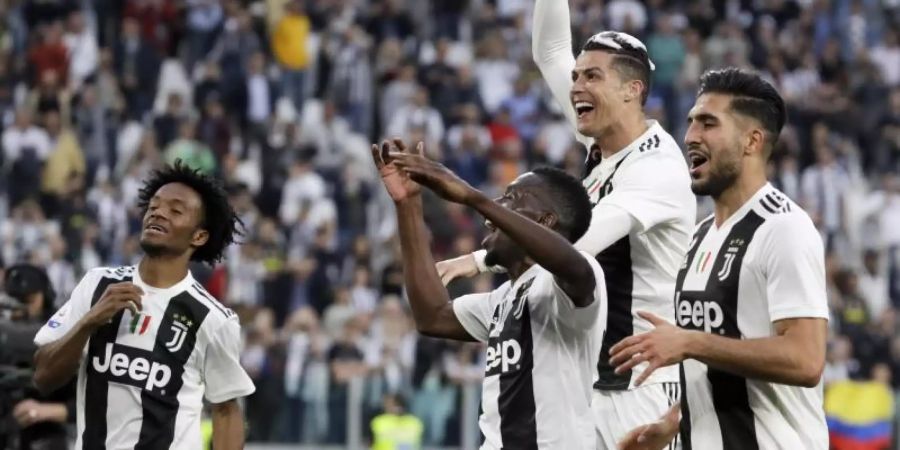 Juan Cuadrado (l-r), Blaise Matuidi, Cristiano Ronaldo und Emre Can feiern den vorzeitigen Meistertitel von Juve. Foto: Luca Bruno/AP