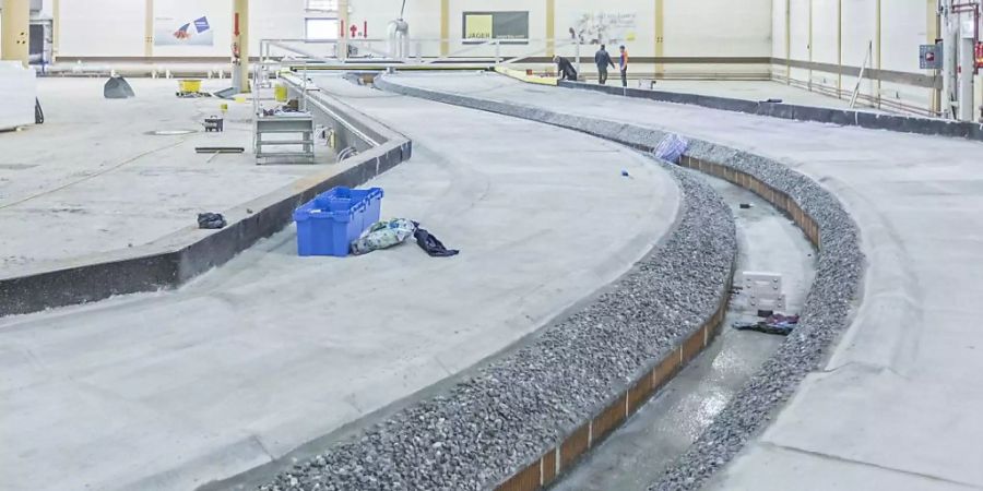 In dieser Halle in Dornbirn (Vorarlberg) lässt die Internationale Rheinregulierung zwei Abschnitte des Rheins im Massstab 1:50 aufbauen. Am Modell wird das geplante Hochwasserschutz-Projekt «Rhesi» überprüft.