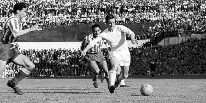 Raymond Kopa (Real Madrid) beim Abschluss gegen Atlético Madrid im damaligen Metropolitano-Stadion. La Liga