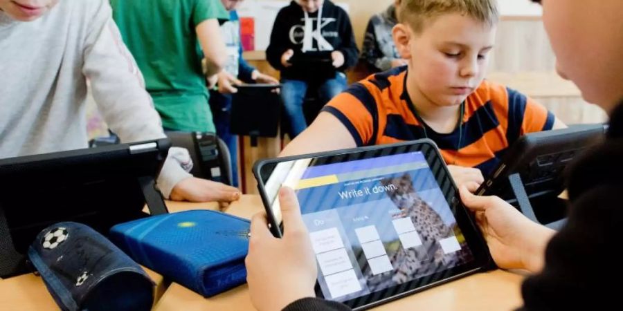 Unterricht in der 5. Klasse an der Oberschule Gehrden. (Fast) Immer mit dabei: Tablets auf jedem Platz. Foto: Julian Stratenschulte