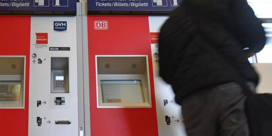 Nach einem Vorschlag von Bundesverkehrsminister Andreas Scheuer (CSU) sollen für Tickets im Bahn-Fernverkehr nur noch 7 statt 19 Prozent Mehrwertsteuer gezahlt werden. Foto: Holger Hollemann