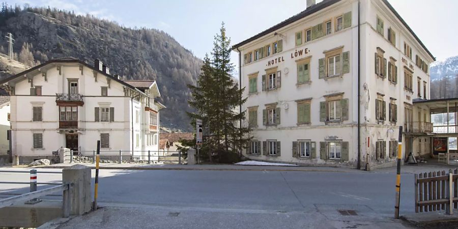 Die «Weisse Villa» (links) und das «Post Hotel Löwe» in Mulegns an der Julierstrecke. Sie sollen mit einem neuen Konzept gerettet werden.