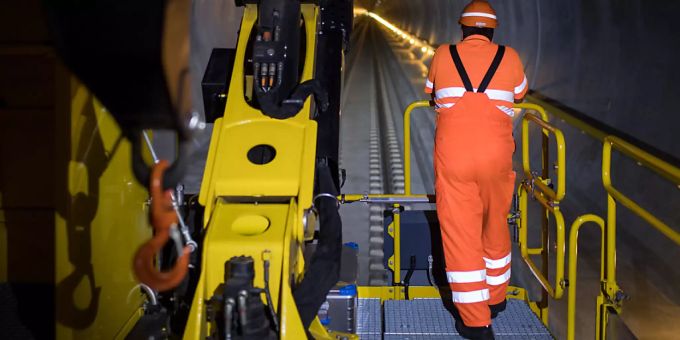 Besonders bei der Arbeitssicherheit hinken die Schweizer Bahnen hinterher: Arbeiter auf einem Wartungszug im Gotthardtunnel. Wartungszug