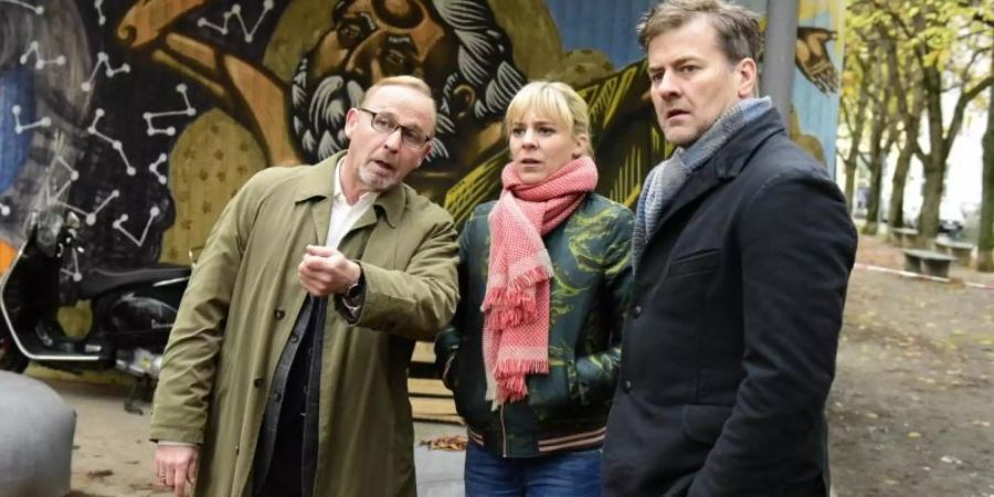 Die Kommissare Angelika Flierl (Bernadette Heerwagen), Harald Neuhauser (Marcus Mittermeier, r) und Ludwig Schaller (Alexander Held) müssen den Mord an einem Miethai aufklären. Foto: Jürgen Olczyk/ZDF