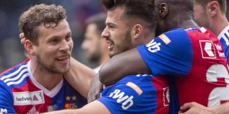 Die Spieler des FC Basel feiern den Sieg im Pokalfinale. Foto: Marcel Bieri/KEYSTONE