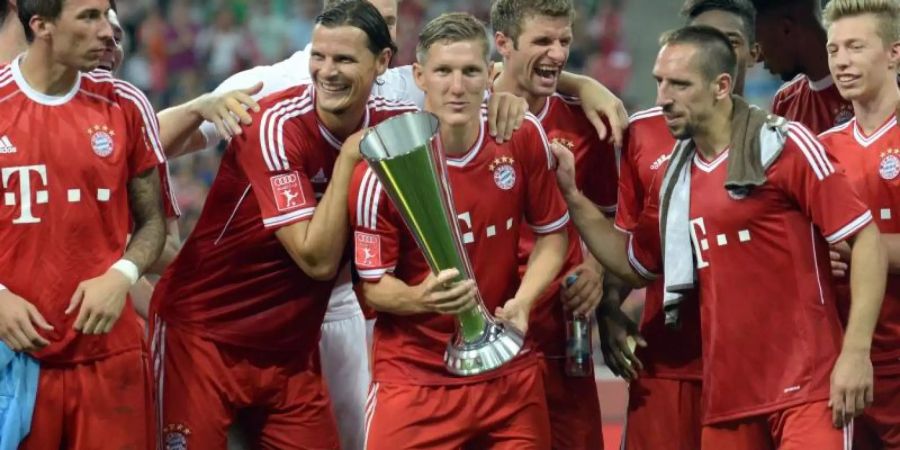 Dreimal konnte bisher der FC Bayern den Audi Cup gewinnen: 2013 posieren die Münchner mit der Trophäe. Foto: Tobias Hase/dpa