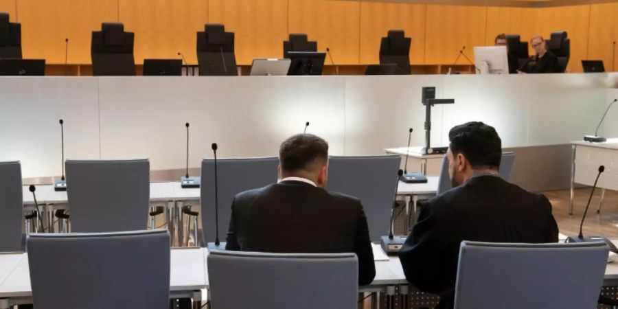 Angeklagter und Anwalt vor dem OLG Düsseldorf