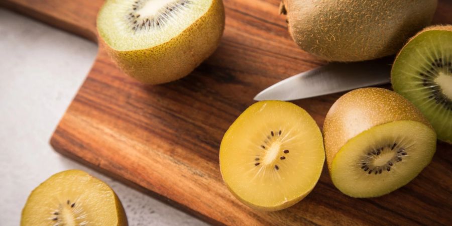 Wer täglich zwei Kiwis isst, deckt damit seinen Tagesbedarf an Vitamin C.