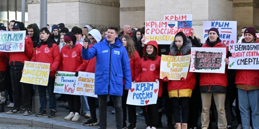 Kremltreue Aktivisten vor britischer Botschaft in Moskau