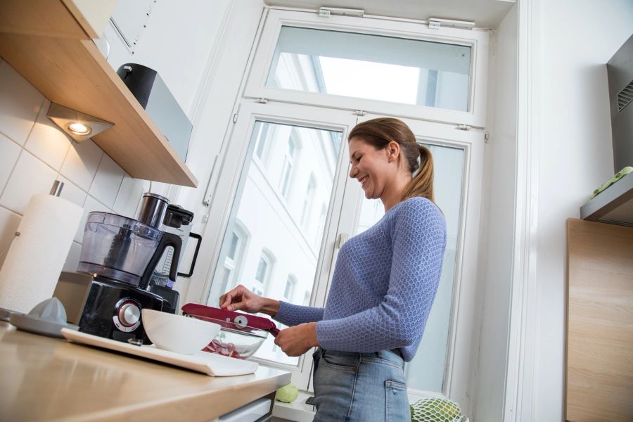 Frau Single kochen alleine