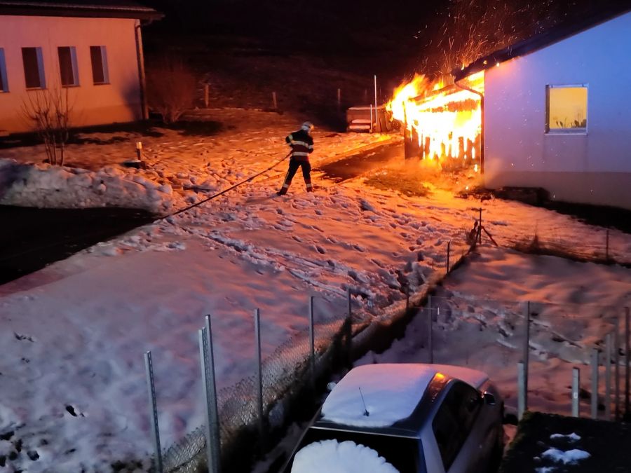 Die Flammen weiteten sich vom Holzschuppen in das anliegende Wohnhaus aus.