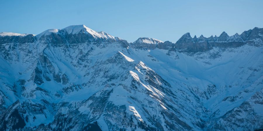 Die Bergkette Tschingelhörner mit dem Martinsloch. - Kanton Glarus