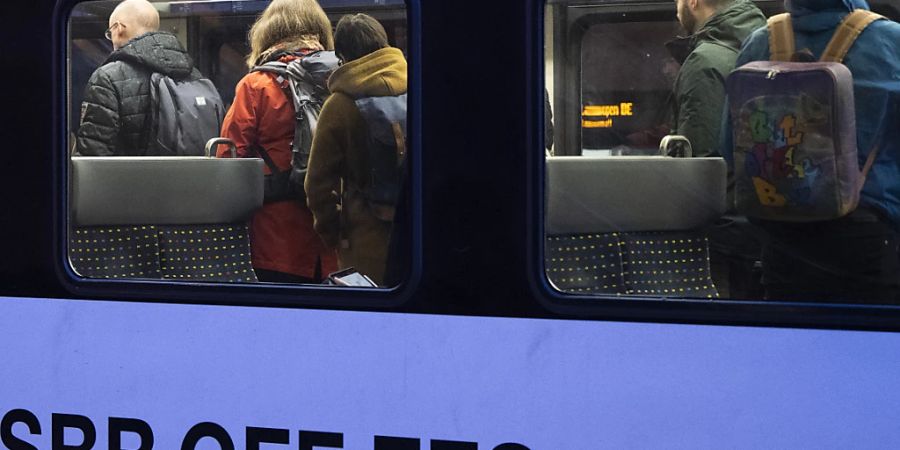 Reisende und Kunden im allgemeinen waren vom Cyberangriff auf die SBB am Wochenende nicht betroffen. Das versichert die Bahn selbst. (Symbolbild)