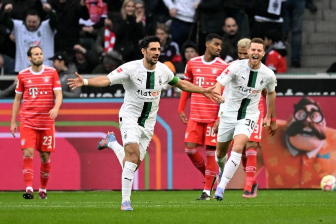 Yann Sommers Ex-Kollegen jubeln bei seiner Gladbach-Rückkehr. bundesliga