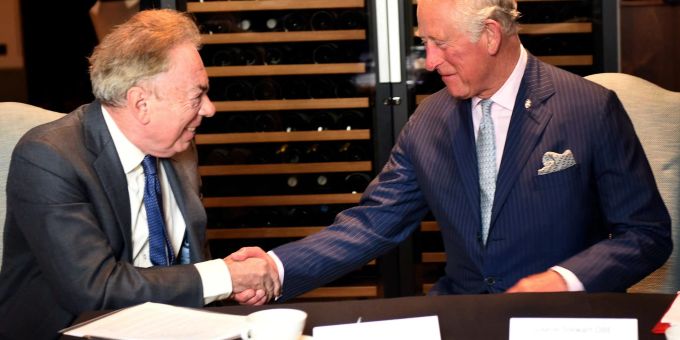 König Charles III. (r) und Musical-Komponist Andrew Lloyd Webber in der Royal Albert Hall in London. king charles