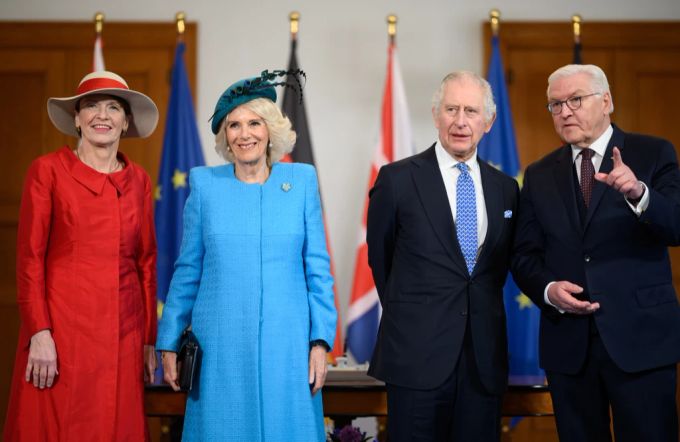 Nach ihrem Besuch am Brandenburger Tor ging es für König Charles und Camilla weiter ins Schloss Bellevue. König Charles und Camilla