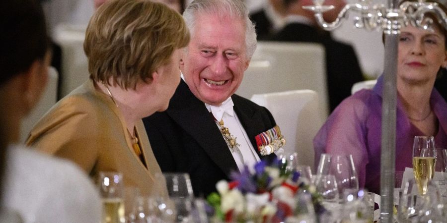 König Charles III. und Angela Merkel, Bundeskanzlerin a.D., plaudern beim Staatsbankett am Mittwoch.