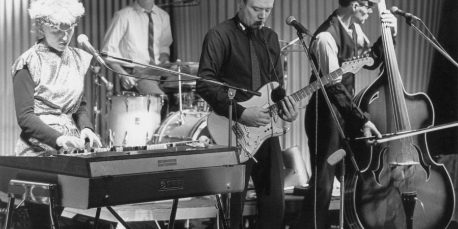 Die deutsche Musikgruppe Ideal mit (v.l.n.r.) Annette Humpe, Hans-Joachim Behrendt, Eff Jott Krüger und Ernst Deuker Biem Konzert 1981 in Kiel.
