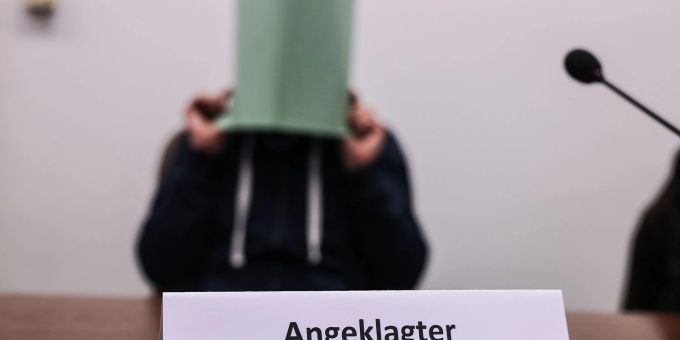 Der Angeklagte im Missbrauchskomplex Wermelskirchen hält sich im Gerichtssaal eine Mappe vor das Gesicht. Der Angeklagte im Missbrauchskomplex Wermelskirchen hält sich im Gerichtssaal eine Mappe vor das Gesicht.
