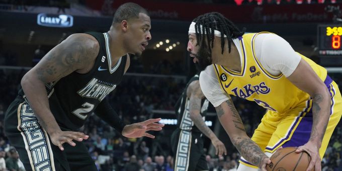 Xavier Tillman Sr. (2) von den Memphis Grizzlies verteidigt gegen Anthony Davis von den Los Angeles Lakers. Xavier Tillman Sr. (2) von den Memphis Grizzlies verteidigt gegen Anthony Davis von den Los Angeles Lakers.