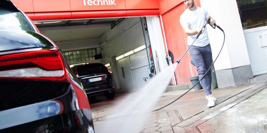 Wasser marsch: Richtig angewendet helfen Hochdruckreiniger bei der Autopflege und richten keine Schäden an.