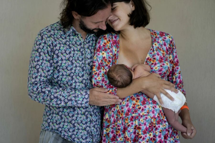 Maxim Levoshin und seine Frau Ekaterina Gordienko posieren für ein Foto mit ihrem neugeborenen Baby namens Leo in Buenos Aires.