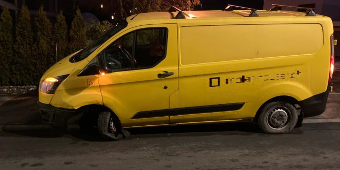 Netstal: Lieferwagen kollidiert mit parkiertem Auto und Betonsockel.