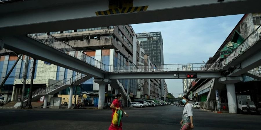 Nahezu leere Strasse in Yangon