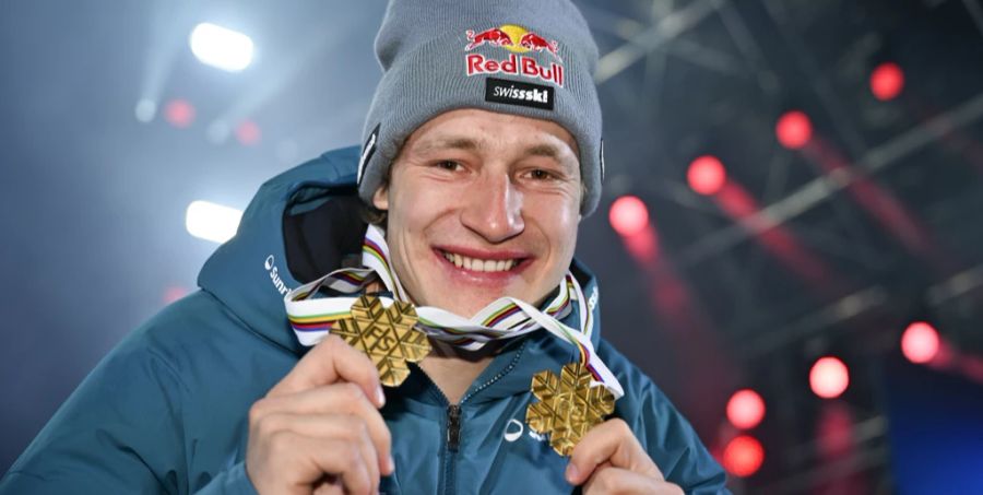 Marco Odermatt krönt sich an der Ski-WM zum Doppelweltmeister.