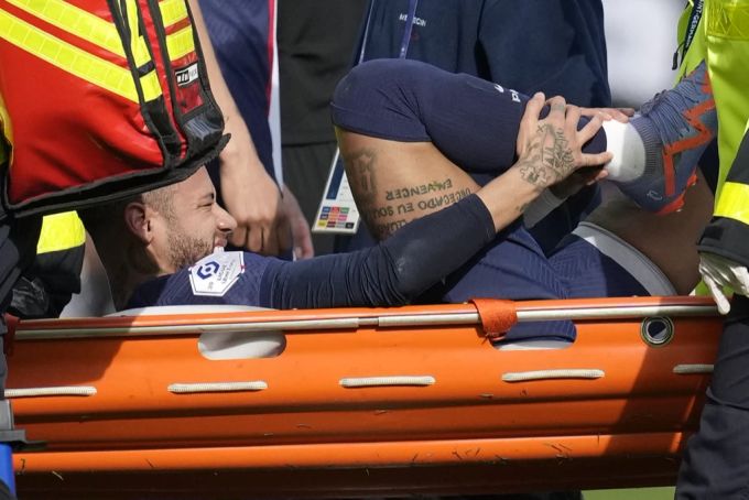 Neymar fällt wegen einer Bänderverletzung mehrere Wochen aus. Neymar