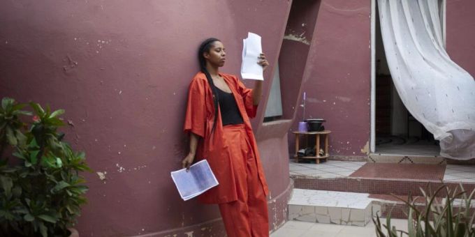 In «Aphasia» thematisiert die in Zürich und Dakar lebende Künstlerin Adji Dieye den Verlust der eigenen Sprache im Senegal. Es ist eine der Ausstellungen, die am Samstag in der Fotostiftung Schweiz und im Fotomuseum Winterthur eröffnet werden. In «Aphasia» thematisiert die in Zürich und Dakar lebende Künstlerin Adji Dieye den Verlust der eigenen Sprache im Senegal. Es ist eine der Ausstellungen, die am Samstag in der Fotostiftung Schweiz und im Fotomuseum Winterthur eröffnet werden.