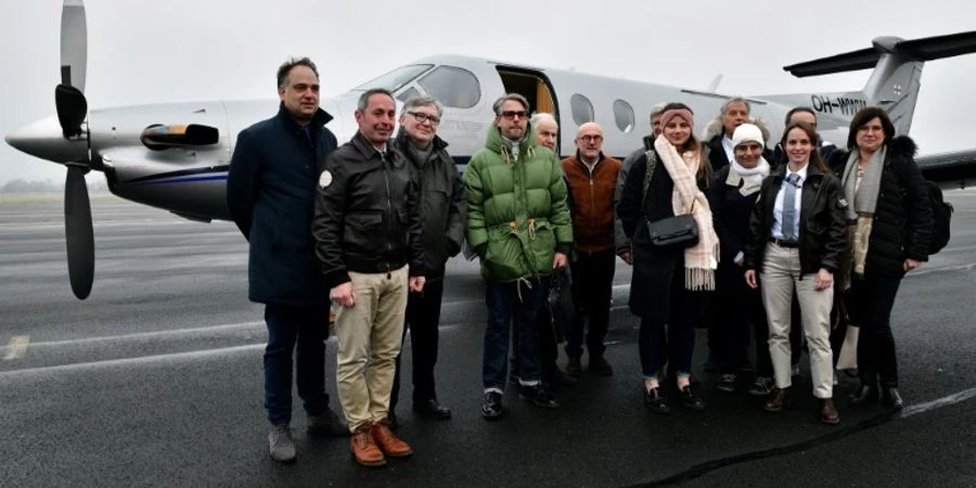 Ärztinnen und Ärzte nach ihrer Ankunft in Nevers
