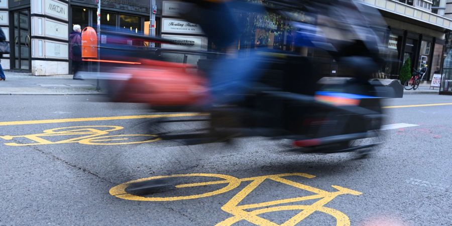 Ein Fahrradfahrer fährt auf dem autofreien Abschnitt auf der Friedrichstrasse. Die Umwidmung in eine Fussgängerzone sorgt in Berlin für Diskussionsstoff.