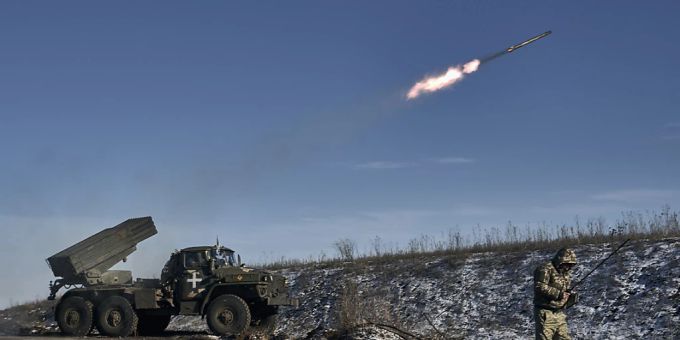 dpatopbilder - ARCHIV - Nach tagelangen blutigen Gefechten mit Häuserkämpfen hat Russland die Stadt Soledar im Gebiet Donezk im Osten der Ukraine nun offiziell eingenommen. Foto: Libkos/AP/dpa Soledar