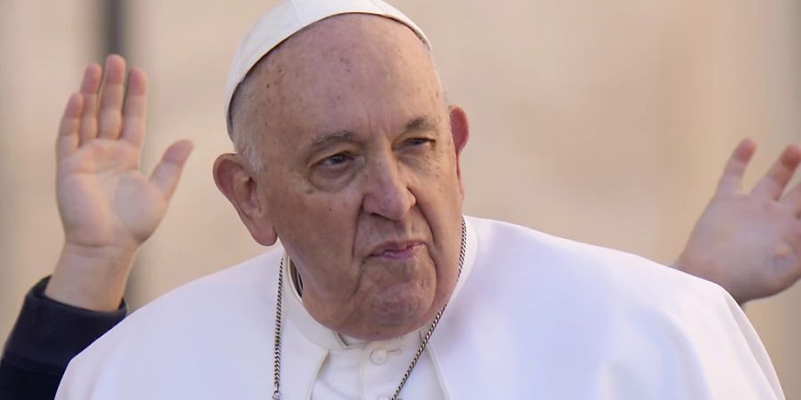 Papst Franziskus während einer Generalaudienz auf dem Petersplatz. Foto: Alessandra Tarantino/AP/dpa