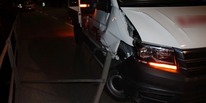 Mollis GL: Wegen Zigarette mit Röhrenzaun kollidiert Mollis GL Unfall