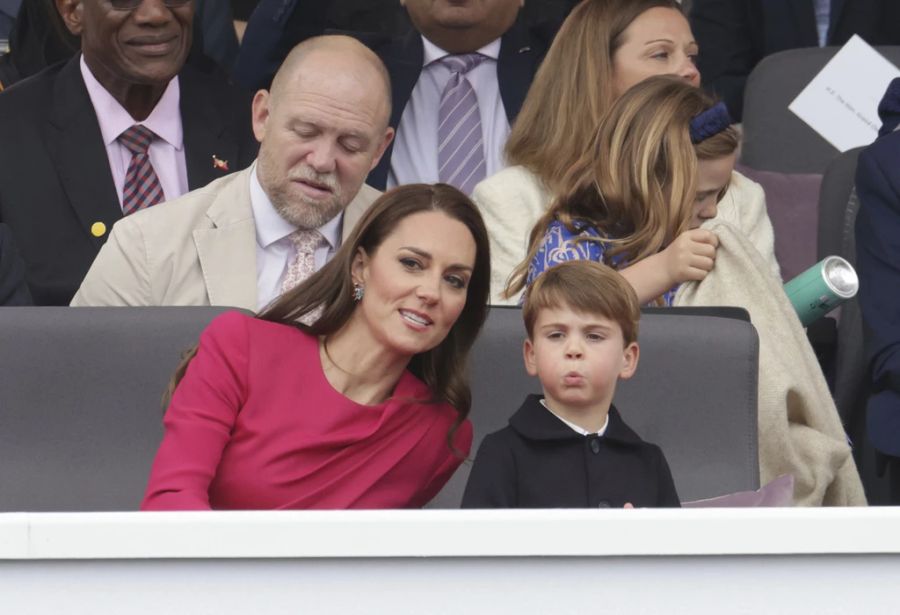 Beim Thron-Jubiläum von Queen Elizabeth fiel Prinz Louis negativ auf.