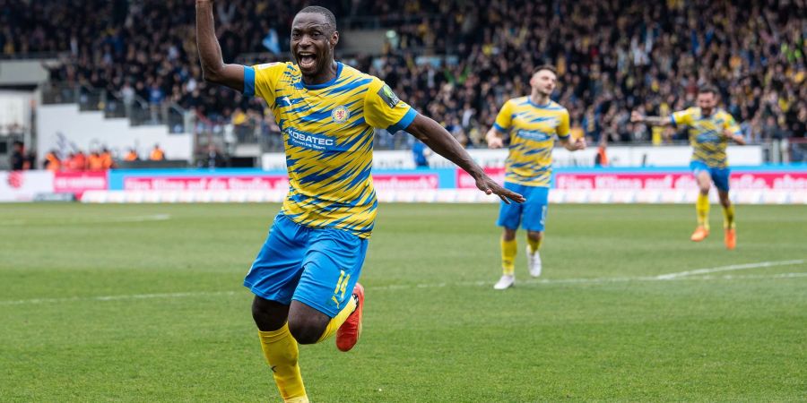 Anthony Ujah bereitet das Tor des Tages beim Braunschweiger Derby-Sieg gegen Hannover vor.