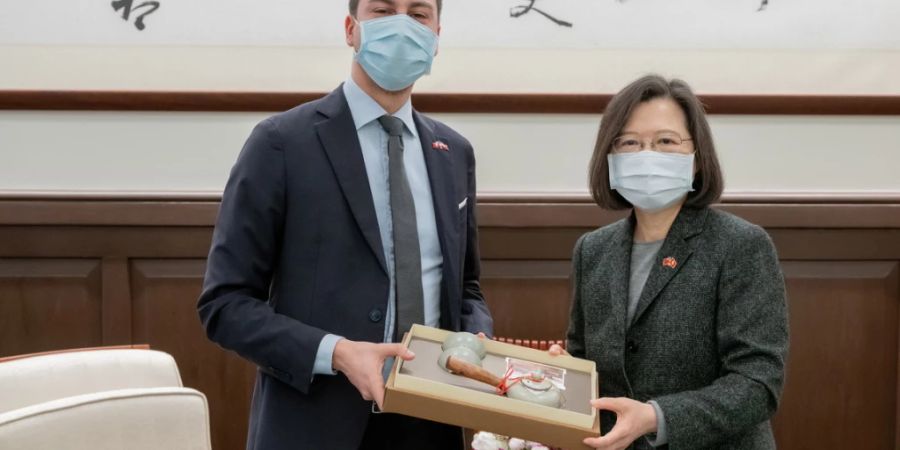 Nationalrat Fabian Molina (SP/ZH), Co-Präsident der parlamentarischen Gruppe Schweiz-Taiwan, beim Besuch bei der taiwanischen Präsidentin Tsai Ing-wen (rechts). (Archiv)