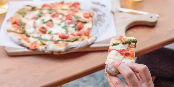 Der Verzehr von Pizza nach Mitternacht könnte in Mailand schon bald der Vergangenheit angehören. (Symbolbild) Pizza essen