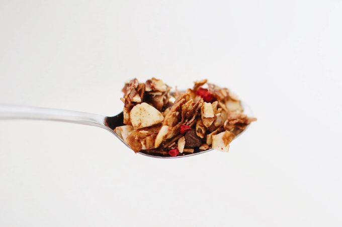 Knuspermüsli, auch Granola genannt, kann man einfach selber machen. Warum nicht mal mit Kartoffel? Löffel Müsli Granola Kartoffel