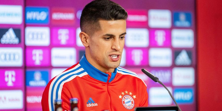 Neuzugang João Cancelo zeigt sich bei seiner Vorstellung in München «absolut startbereit».