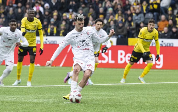 Winterthurs Samir Ramizi trifft mittels Penalty zum 1:3 im Spiel gegen YB. YB FC Winterthur